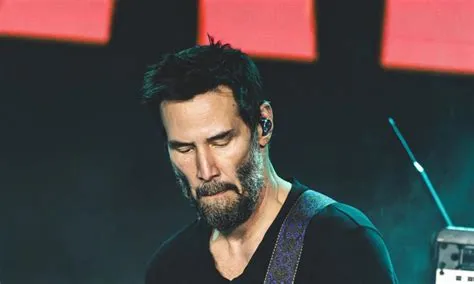 Keanu Reeves Concert in Madrid:  A Night of Unexpected Synthwave Mayhem!