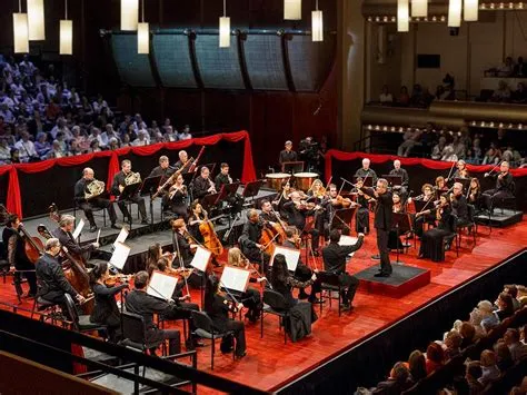 De Russische Revolutie van Röst: Een Klassieke Concertperformance die de Muziekwereld Op zijn Kop Zet!